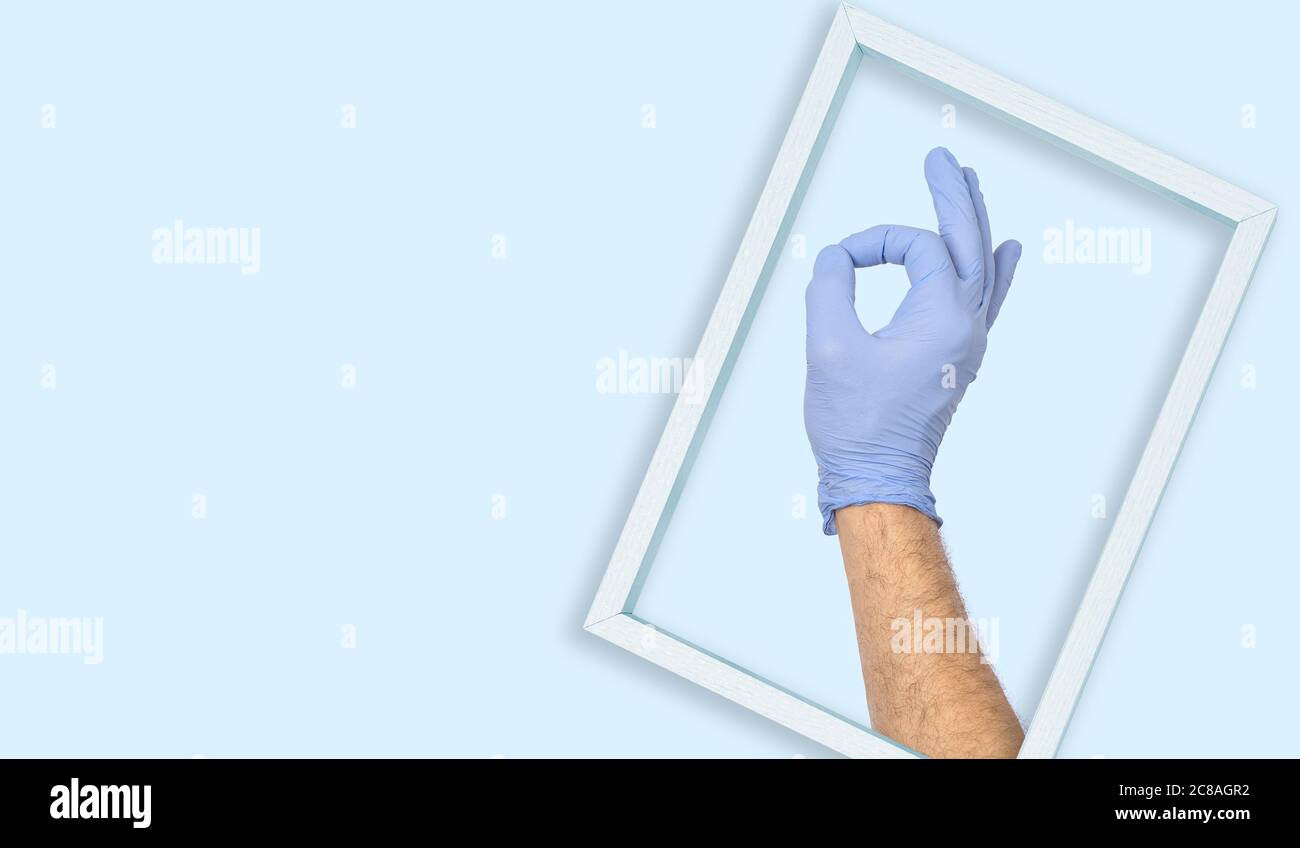 Gesti delle mani per esprimere emozioni su una superficie bianca Foto Stock