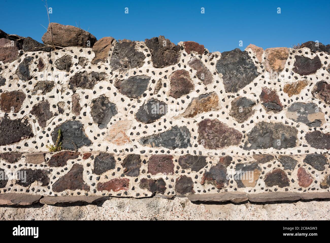 Sito archeologico di Teotihuacan ricostruito Wall Mexico // TEOTIHUACAN, Messico - strutture in pietra e Malta ricostruite presso il sito archeologico di Teotihuacan mostrano gli sforzi di restauro in questa antica città mesoamericana. Gli elementi ricostruiti forniscono un'idea dell'architettura originale di questa metropoli precolombiana, fiorita tra il 100 e il 650 d.C. circa. Teotihuacan era uno dei più grandi centri urbani del mondo antico, con una popolazione che potrebbe aver raggiunto i 100.000 - 200.000 abitanti al suo apice. Il sito archeologico, situato a circa 25 miglia (40 kilomete Foto Stock