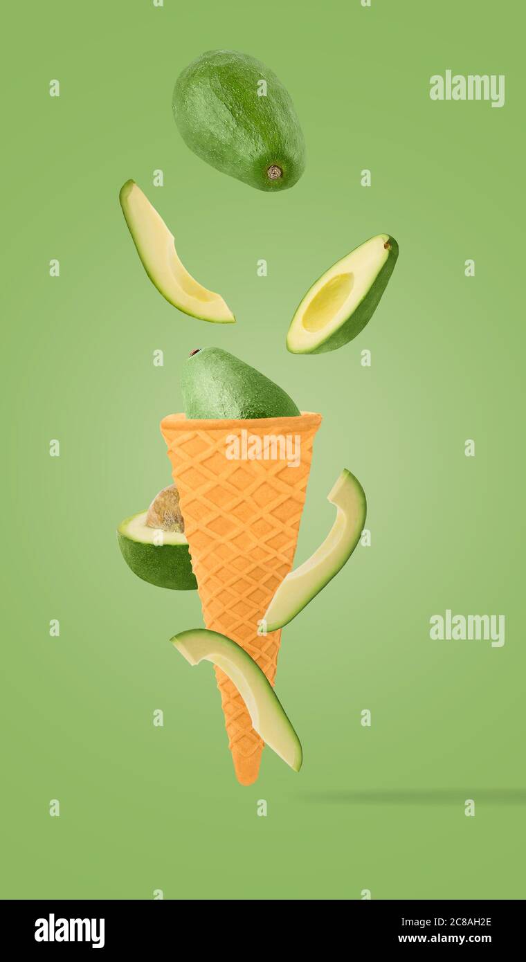 coni gelato con ingredienti che cadono in movimento Foto Stock