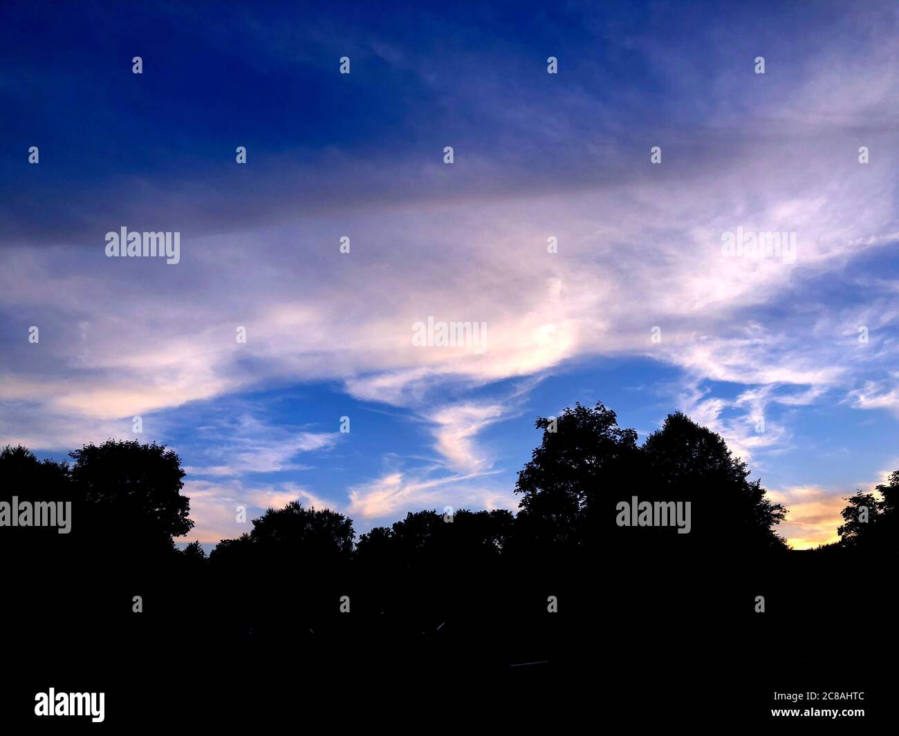 Cumulus nuvole al tramonto. Foto Stock