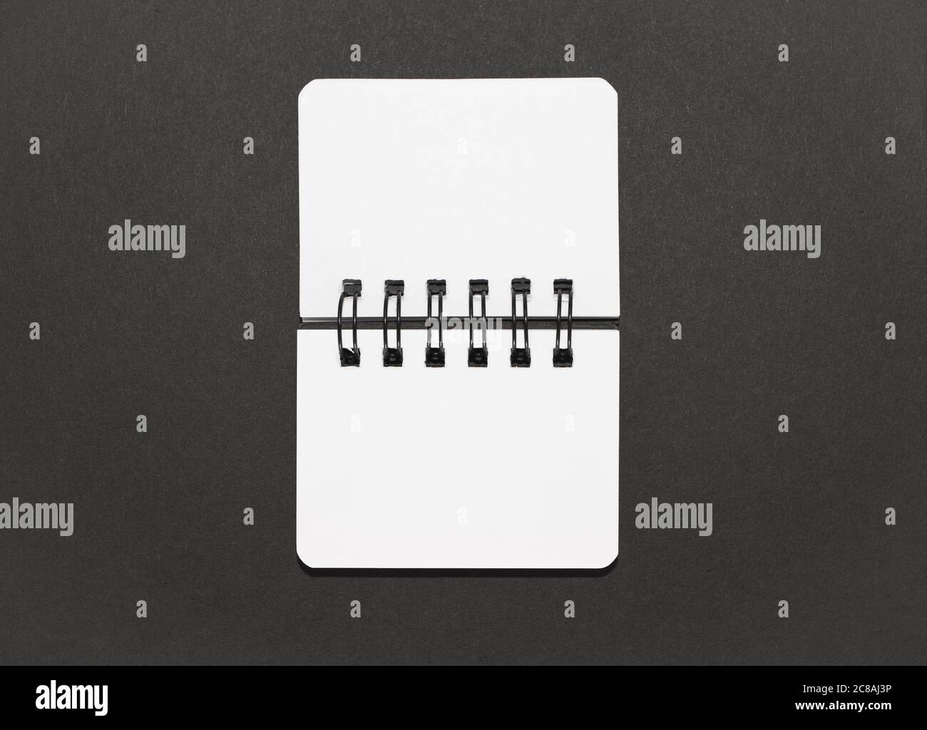 Apri il notebook su sfondo nero, design minimalista Foto Stock