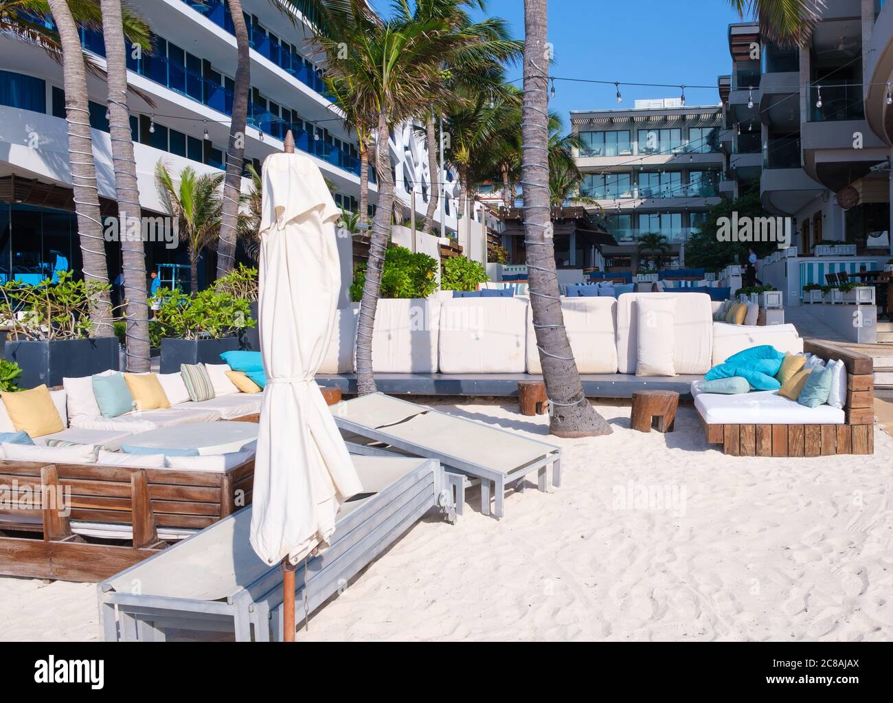 Beach Club sul mare nella città turistica di Playa del Carmen sulla Riviera Maya Foto Stock