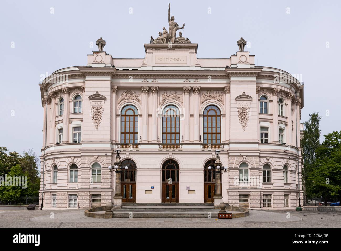 Varsavia, Polonia - 22 maggio 2020: Vista della facciata dell'edificio principale dell'Università di tecnologia di Varsavia. Foto Stock