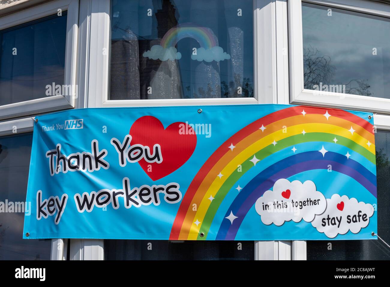 Grazie ai lavoratori chiave, NHS, banner arcobaleno che ringrazia il Servizio sanitario Nazionale e i lavoratori chiave. Opere d'arte fabbricate. In questo insieme, messaggio di sicurezza Foto Stock