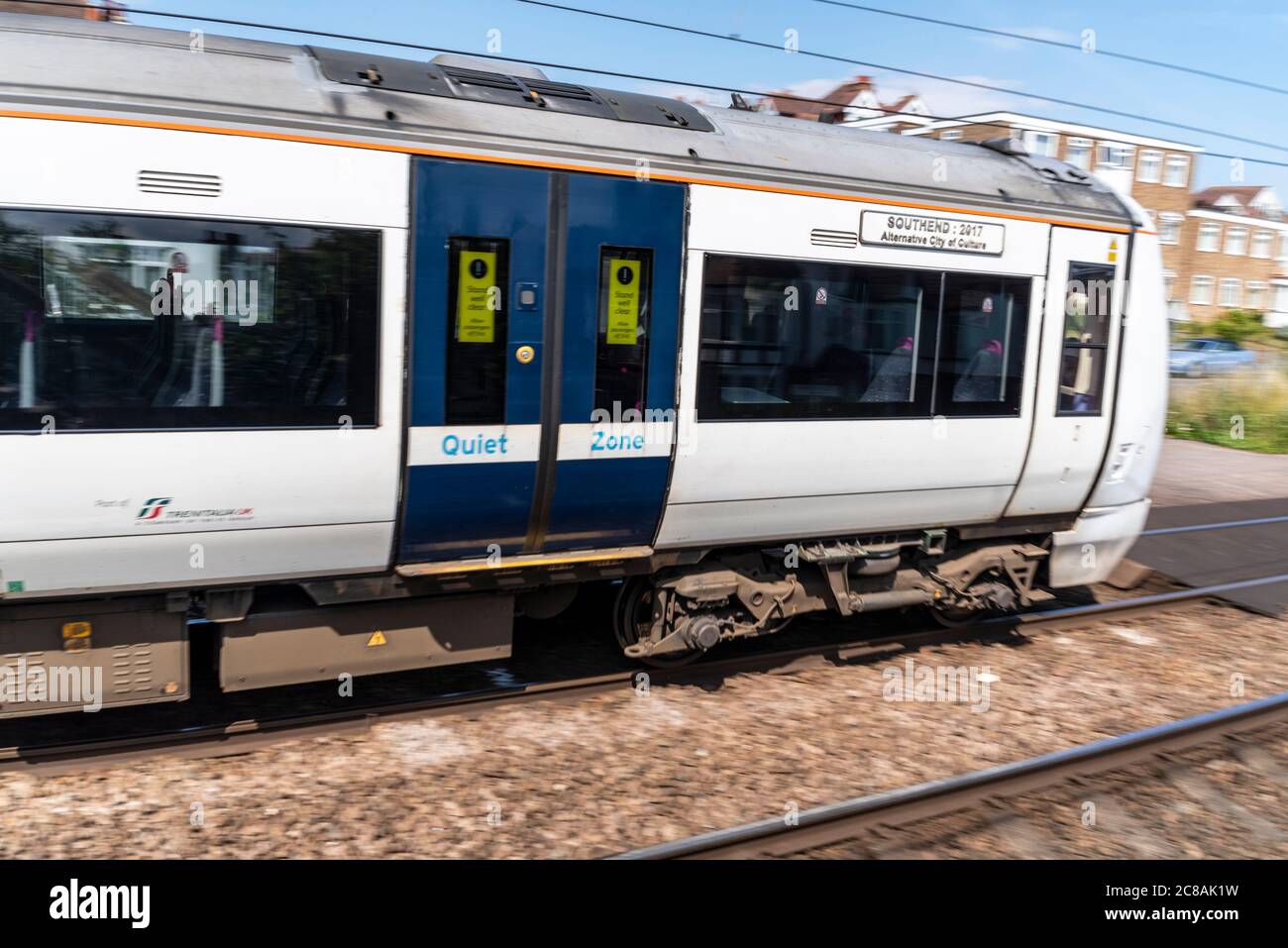 Treno ferroviario C2C che attraversa l'area di Crowstone Road di Westcliff on Sea, Southend, Essex, UK. Chiamata Southend 2017 città alternativa di cultura Foto Stock