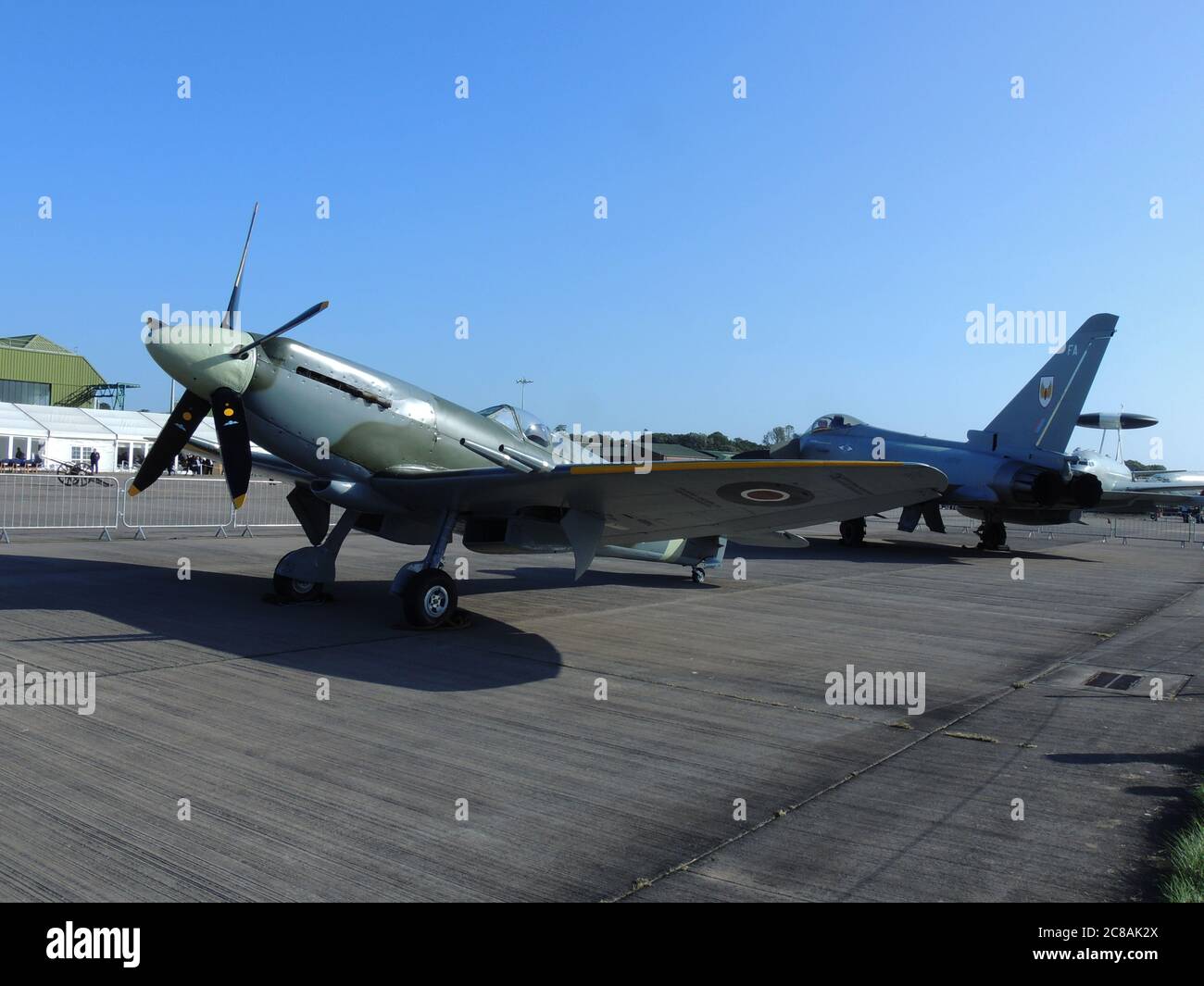 Un Supermarine Spitfire e un Eurofighter Typhoon - il passato e il presente di 1 (Fighter) Squadron, Royal Air Force, in mostra al RAF Leuchars nel 2012. Foto Stock