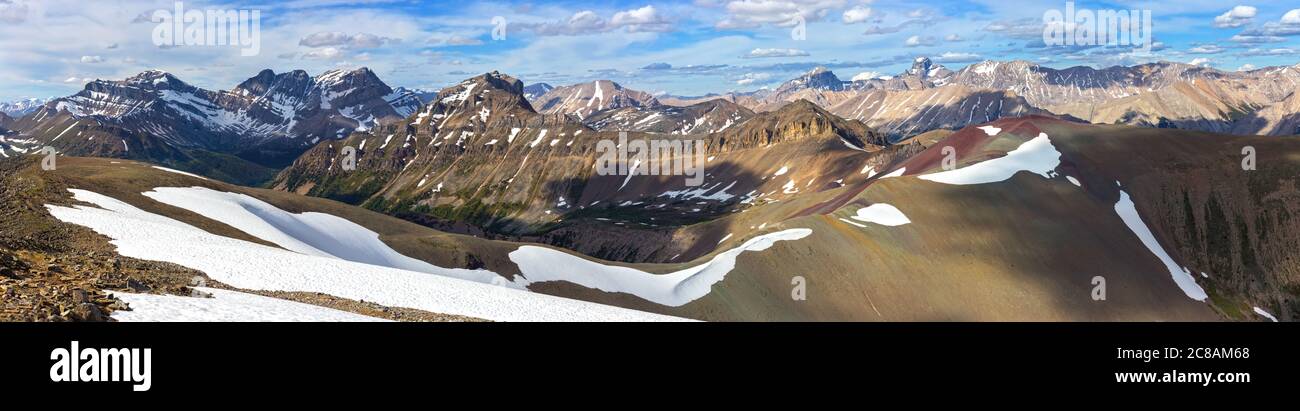 Rocky Mountain Peaks Panorama Banff National Park. Escursione panoramica estiva sulle Montagne Rocciose canadesi dell'Alberta. Splendida vista aerea del paesaggio alpino Foto Stock