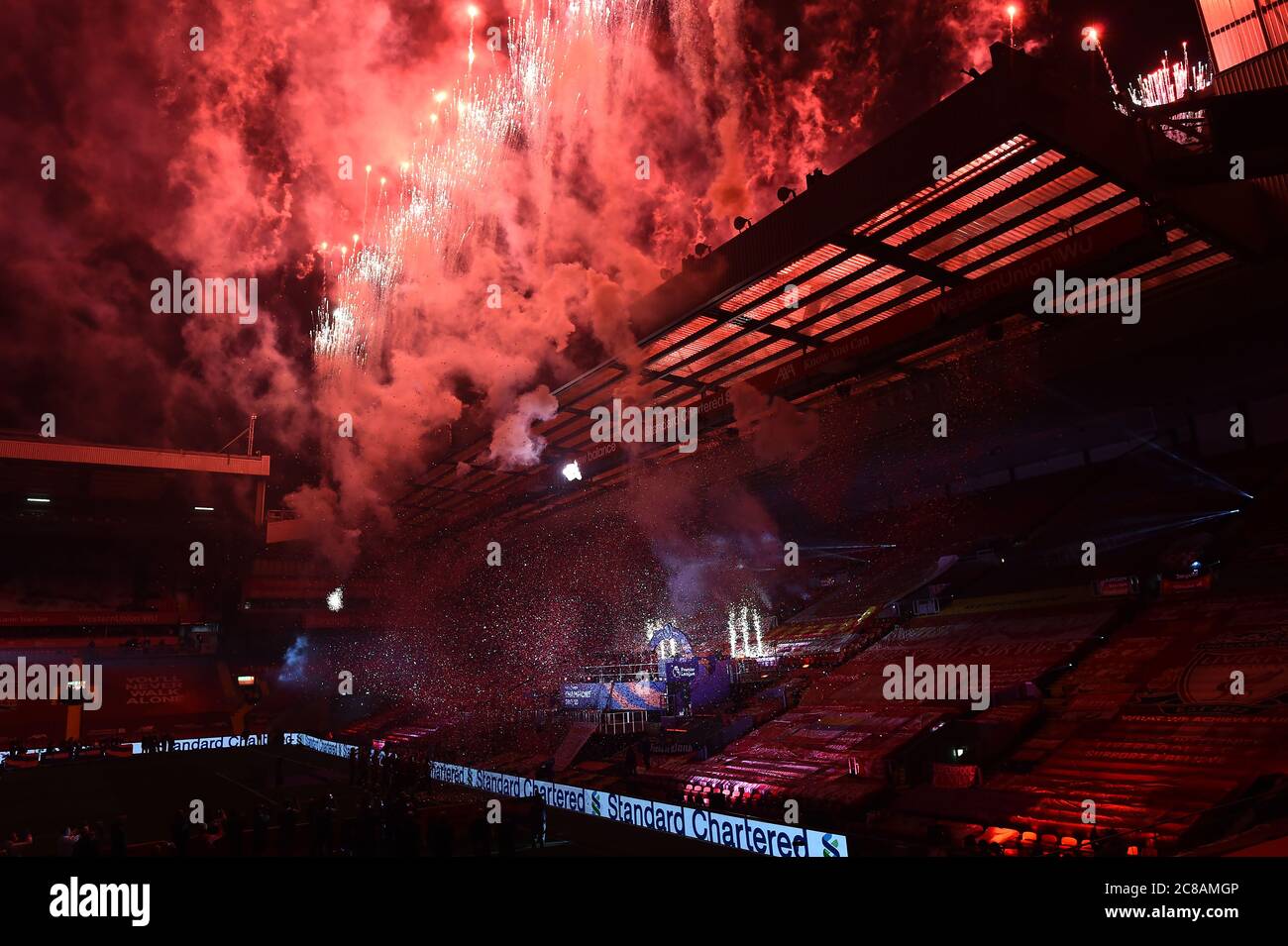 Fuochi d'artificio durante le celebrazioni post-partita dopo la partita della Premier League ad Anfield, Liverpool. Foto Stock