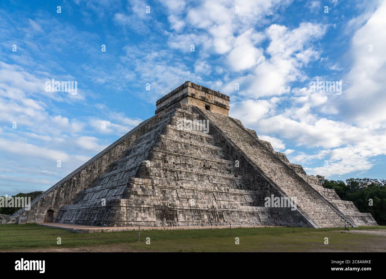 El Castillo o il Tempio di Kukulkan è la più grande piramide nelle rovine della grande città maya di Chichen Itza, Yucatan, Messico. Il pre-ispanico Foto Stock