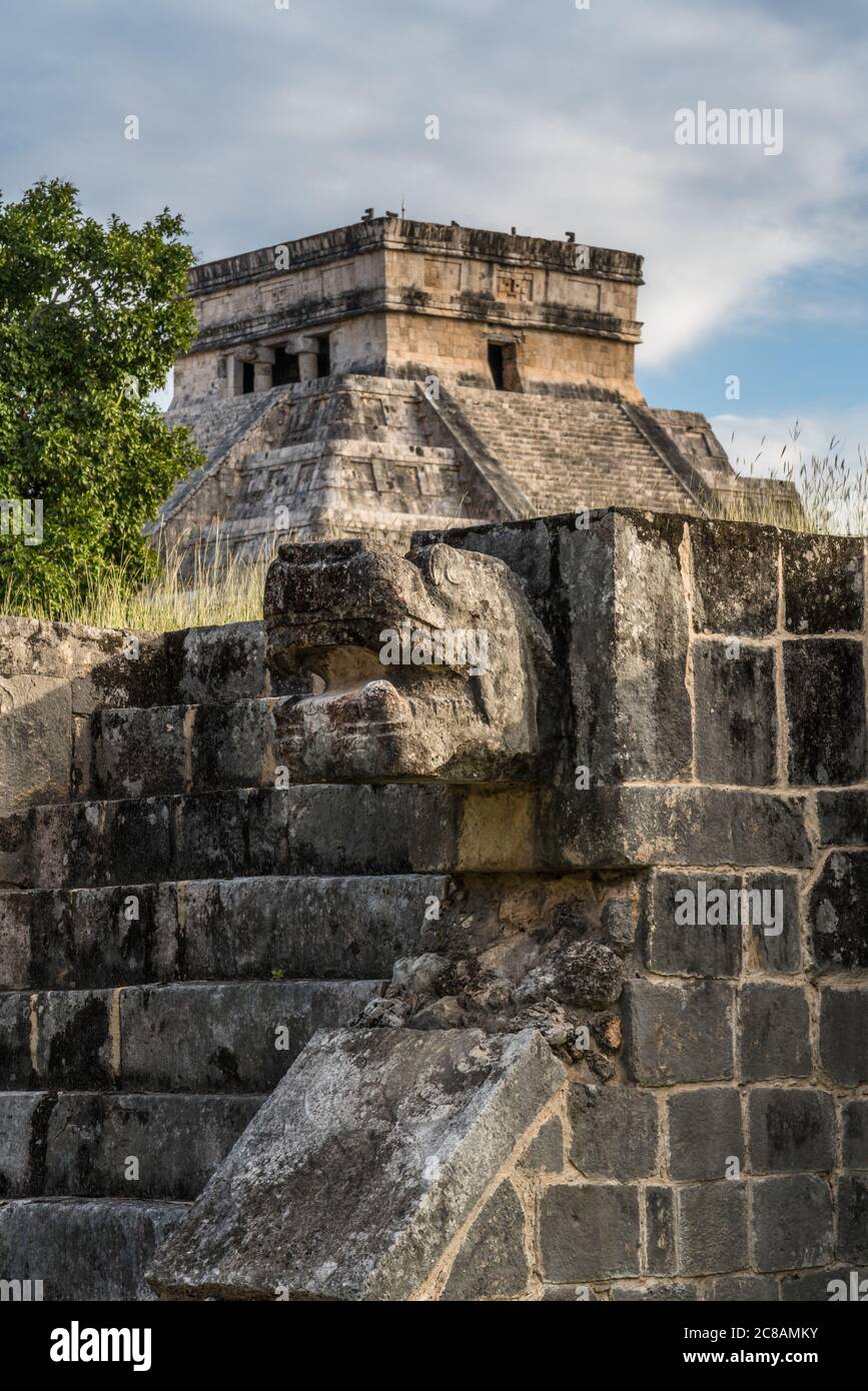 La piattaforma delle aquile e Jaguar, costruita in stile Maya-Tolteco, nelle rovine della grande città maya di Chichen Itza, Yucatan, Messico. Il Pre-H. Foto Stock