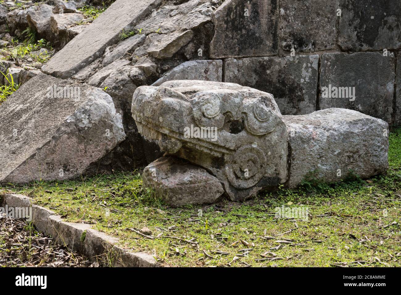 Una giaguaro in pietra testa presso la piattaforma di Venere sulla piazza principale delle rovine della grande città maya di Chichen Itza, Yucatan, Messico. Era probabl Foto Stock