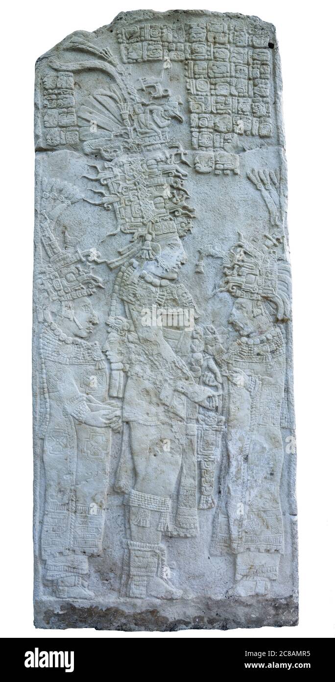 La Stela 2 mostra Chaan Muan II che descrive un rituale di sacrificio di sé. Davanti a lui c'è sua madre, che tiene una colonna vertebrale a raggi di stingray, e sua moglie, Lady Rabbit, è dietro, Foto Stock