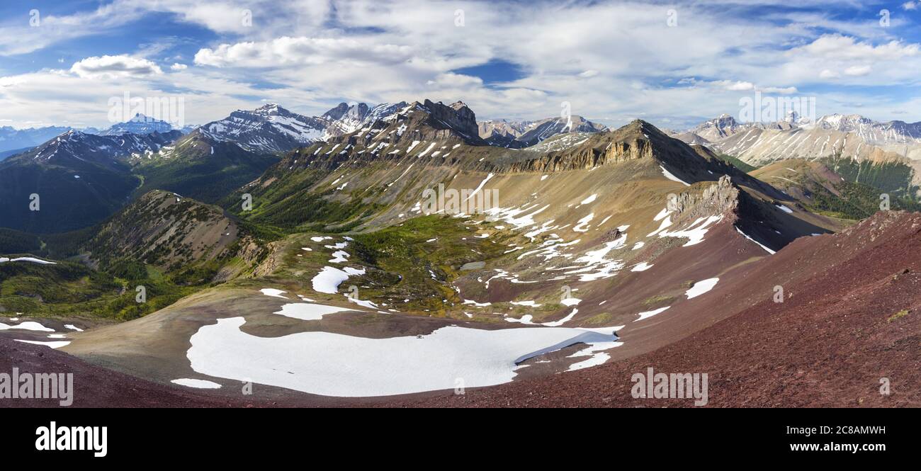 Paesaggio panoramico delle Montagne Rocciose canadesi. Escursioni estive al Banff National Park. High Alpine Valley, le lontane Montagne Rocciose, le colline dell'Alberta Foto Stock