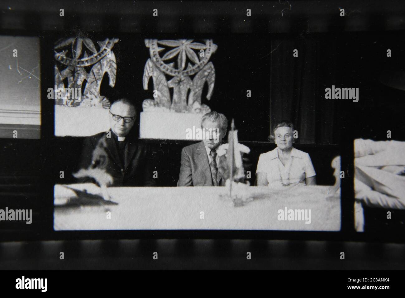 Fine anni '70 vintage contatto stampa in bianco e nero fotografia di un tavolo pieno di vips. Foto Stock