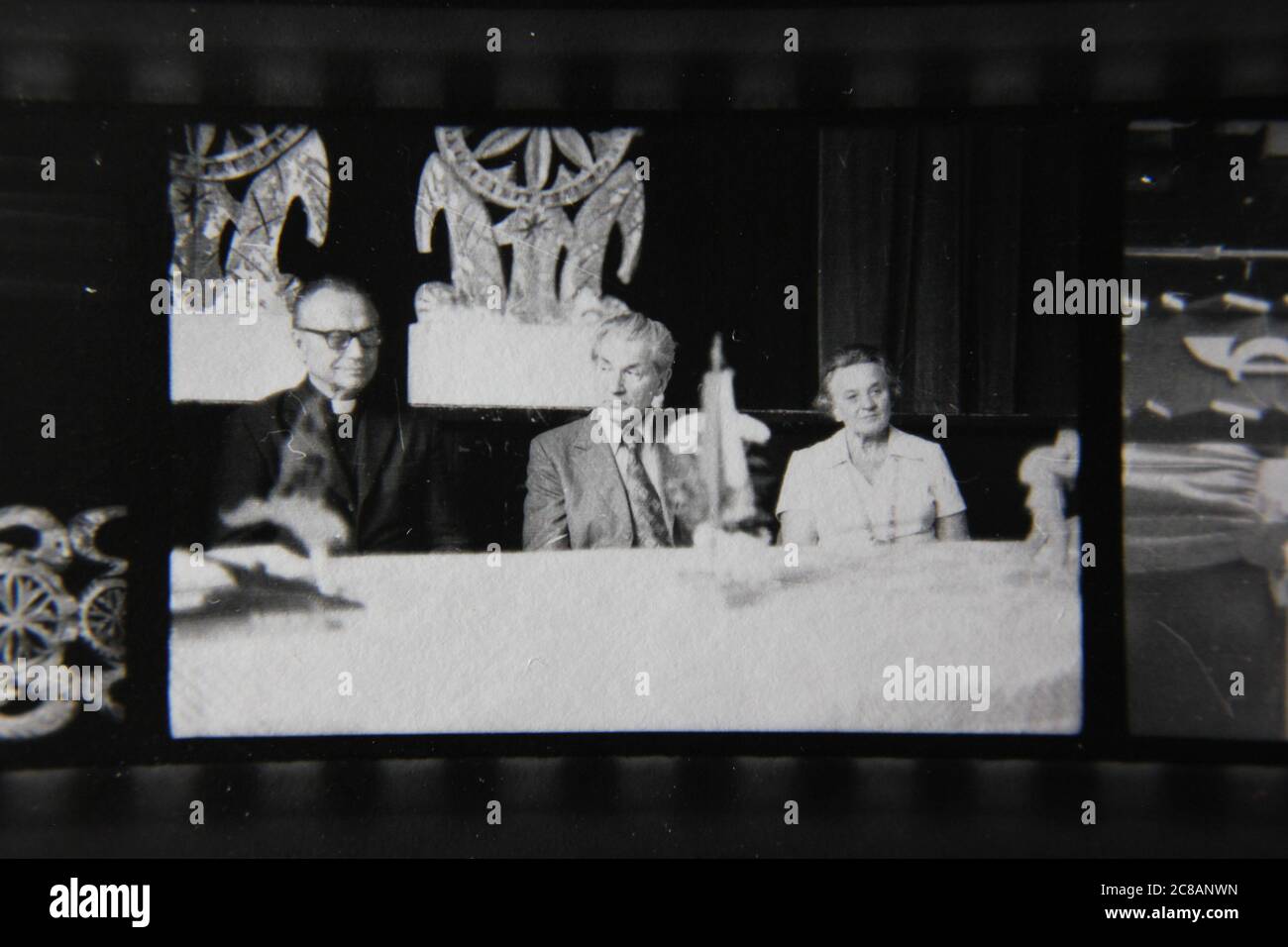 Fine anni '70 stampa vintage contatto in bianco e nero fotografia di persone seduti al tavolo vip. Foto Stock