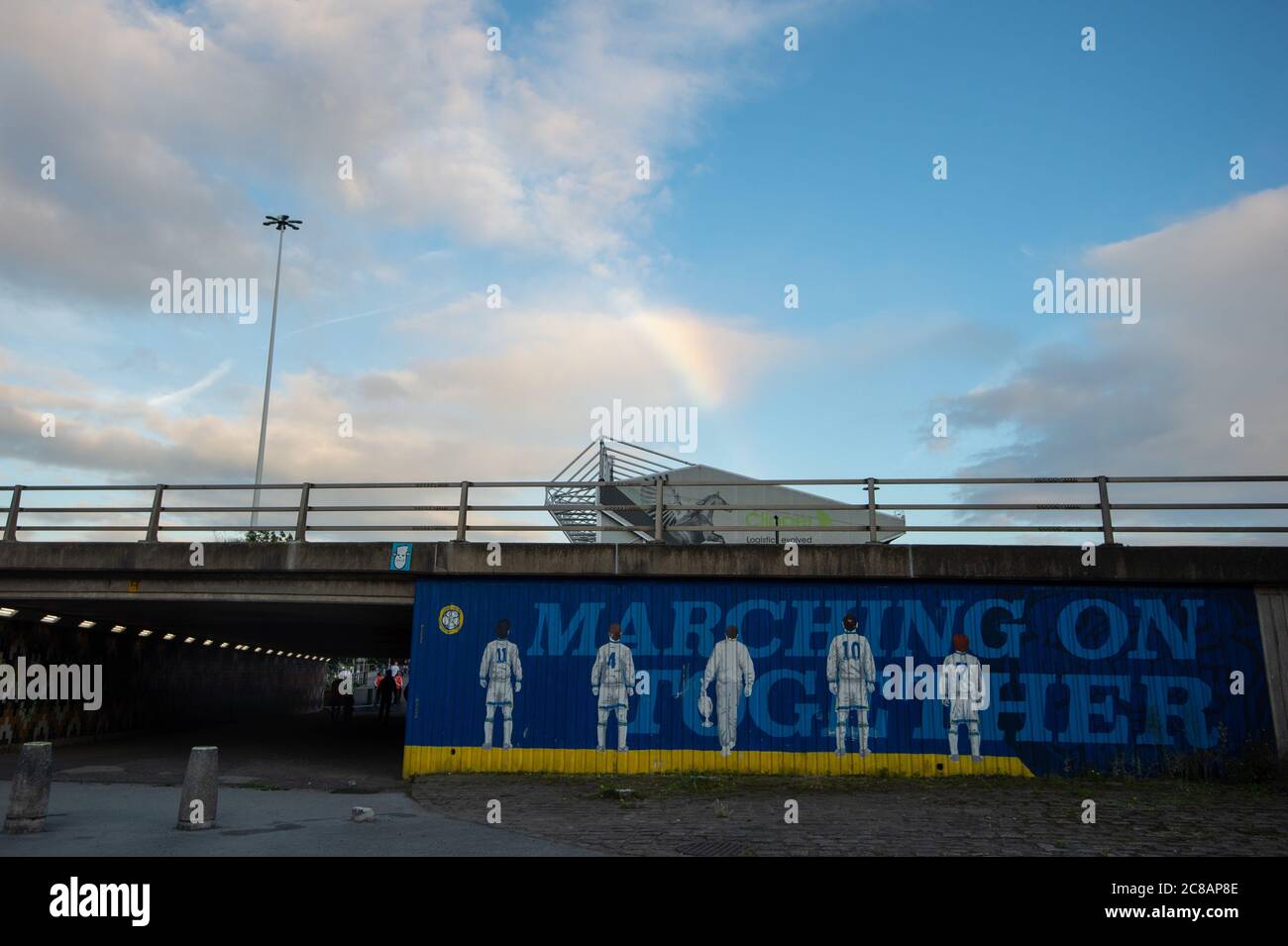 LEEDS, UK UN arcobaleno sopra la East Stand di Leeds United mentre prendono un 3-0 in testa sopra Charlton Athletic nella partita finale della stagione di campionato a Elland Road mercoledì 22 luglio 2020. (Credit: Pat Scaasi | MI News) Credit: MI News & Sport /Alamy Live News Foto Stock