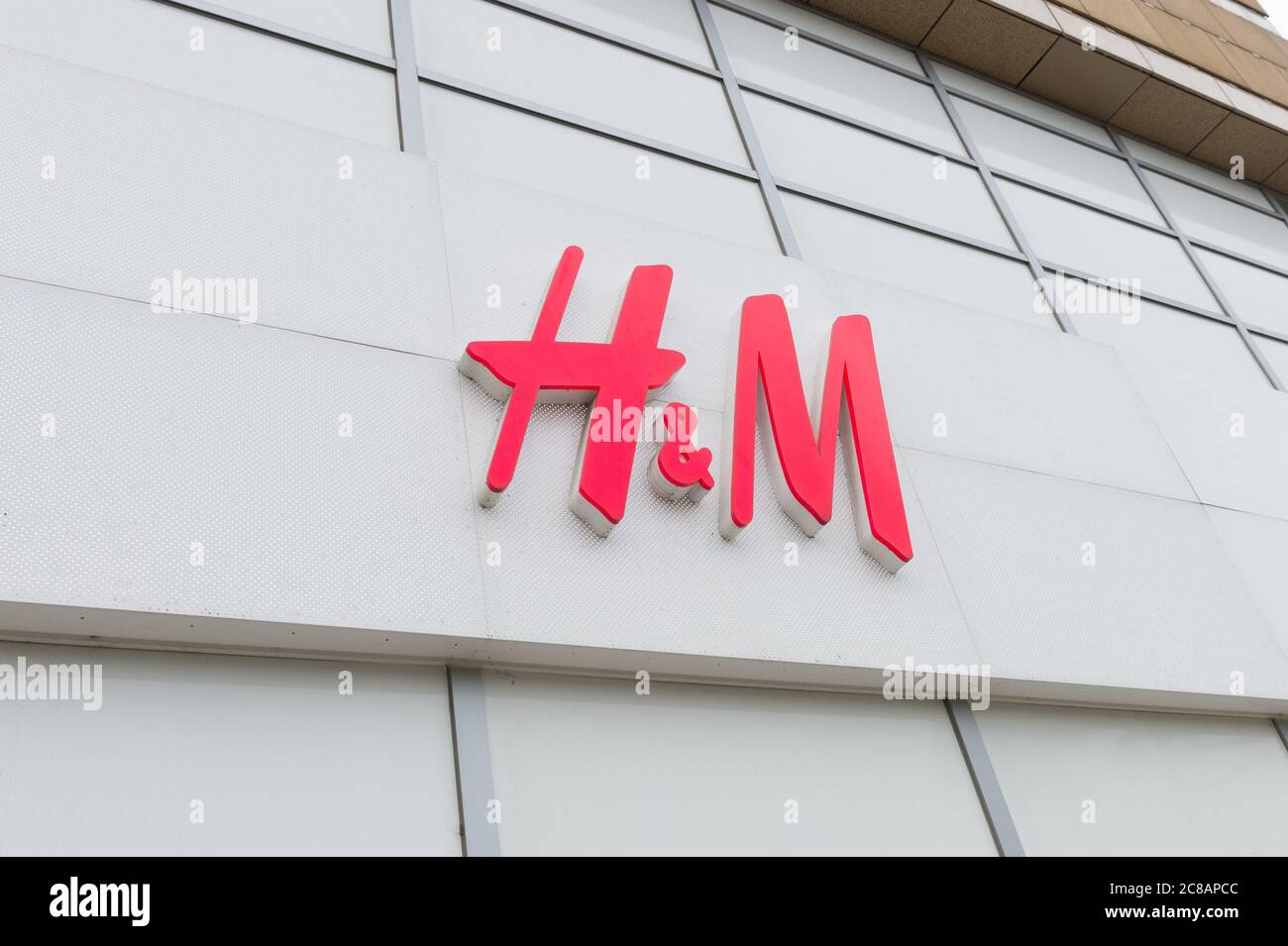 TAIPEI, TAIWAN - CIRCA gennaio 2018: Primo piano del logo H&M. H & M Hennes & Mauritz AB è una multinazionale svedese di abbigliamento al dettaglio, conosciuta Foto Stock