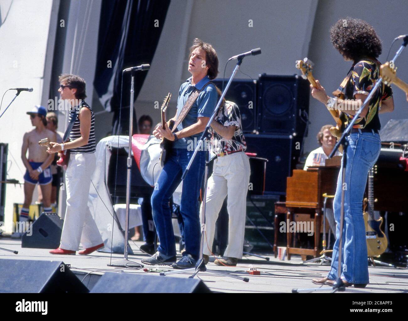 Bob Weir dei Grateful Dead che si esibiscono al concerto No Nuke benefit presso l'Hollywood Bowl di Los Angeles, California. Foto Stock