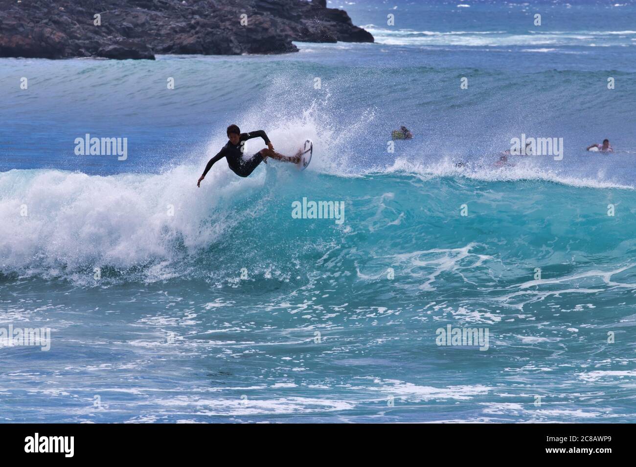 Surfista energico che cavalcano una grande onda sul lato sud di Maui. Foto Stock