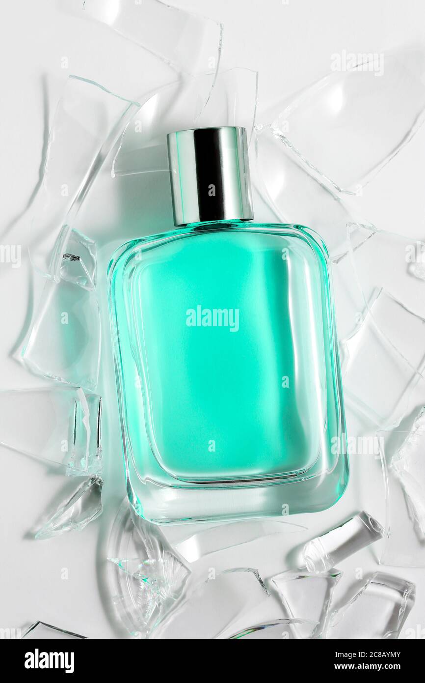 bottiglia di profumo con vetro rotto su bianco Foto stock - Alamy