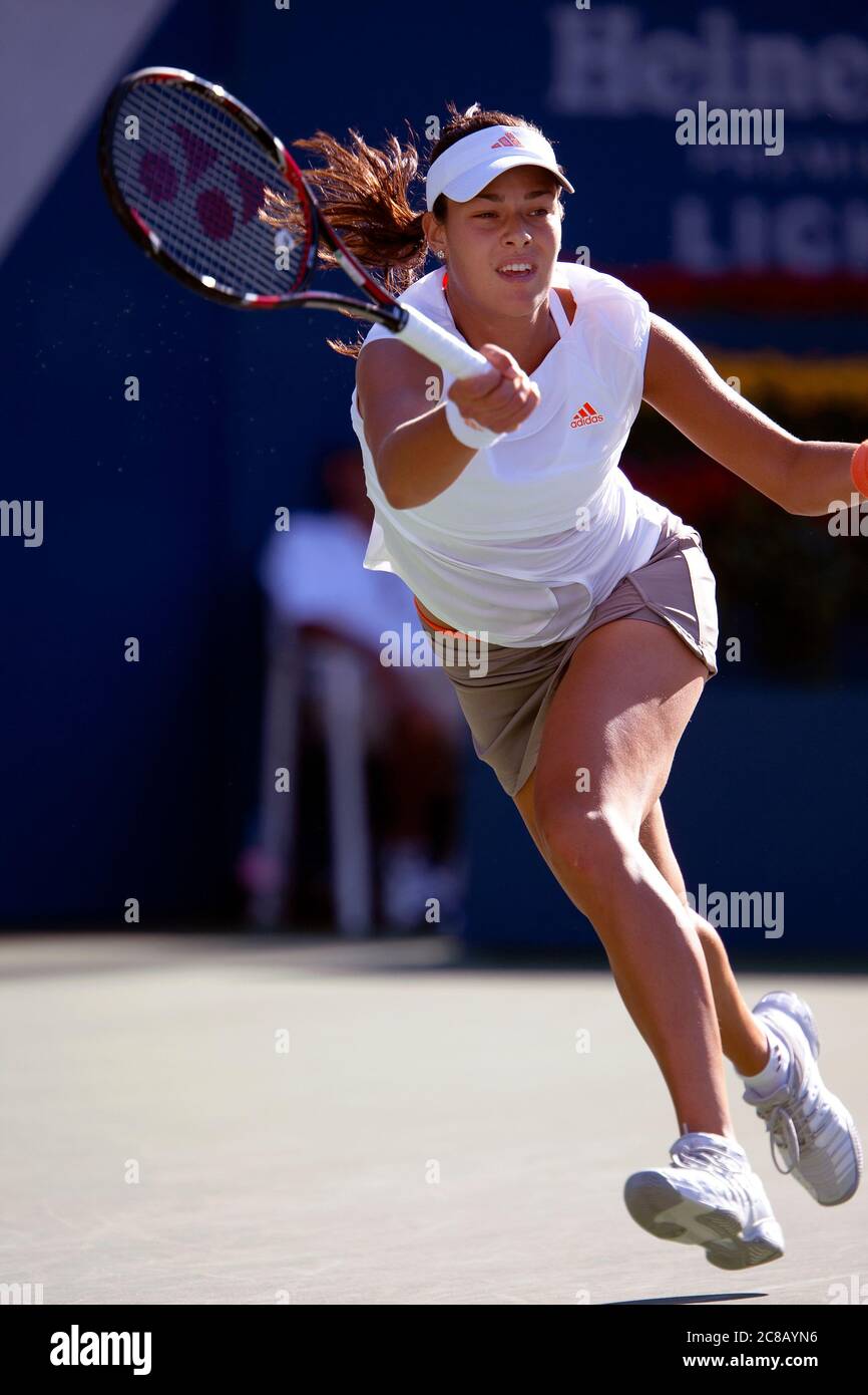 Ana Ivanovic durante il secondo giro di perdita a Julie Coin al 2008 US Open Foto Stock