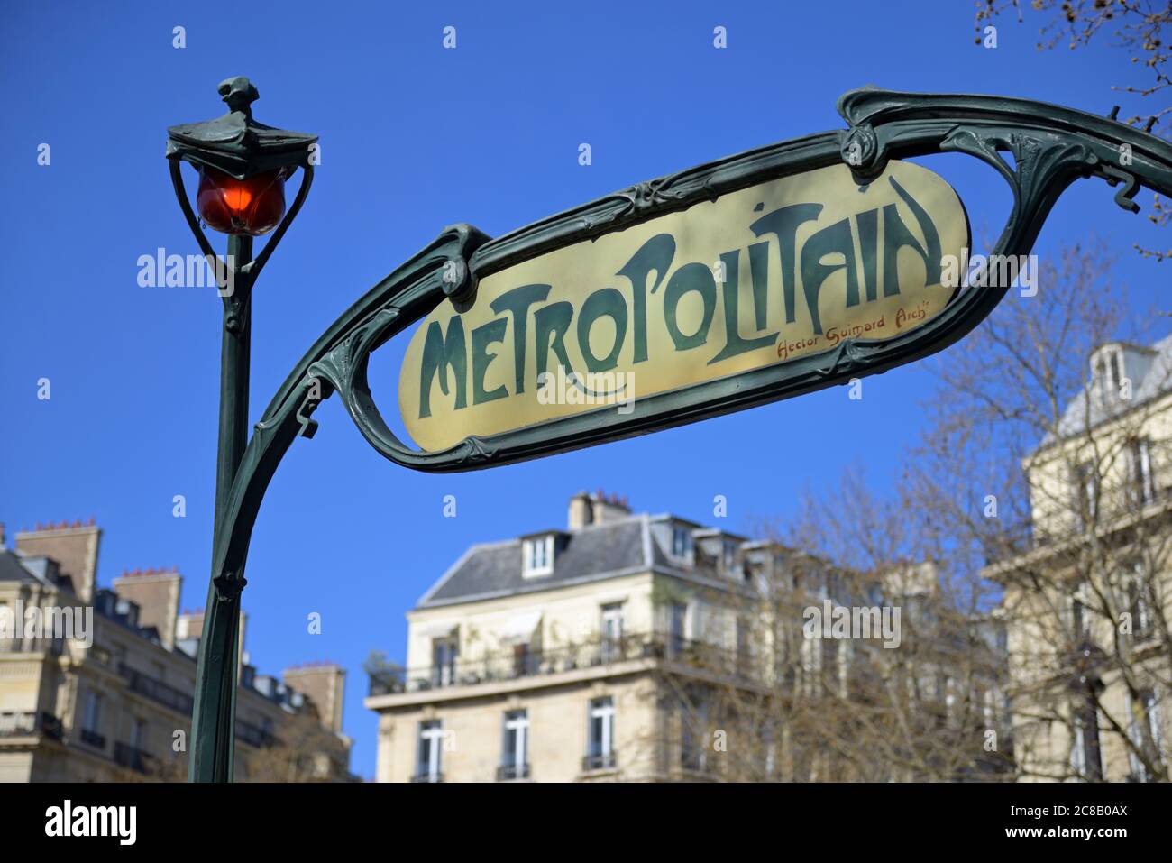 Storico segno portale d'ingresso e lanterna per la metropolitana di Parigi, Place Victor Hugo, Parigi FR Foto Stock