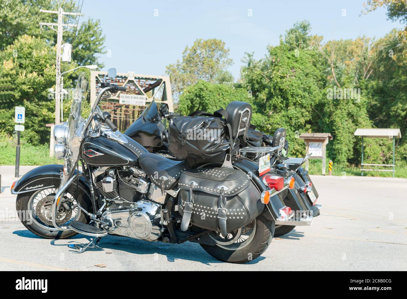 St Louis USA - 2 settembre 2015; due motociclette Harley Davidson parcheggiate dalla Chain of Rocks Bridge Route 66 St Louis Missouri USA Foto Stock