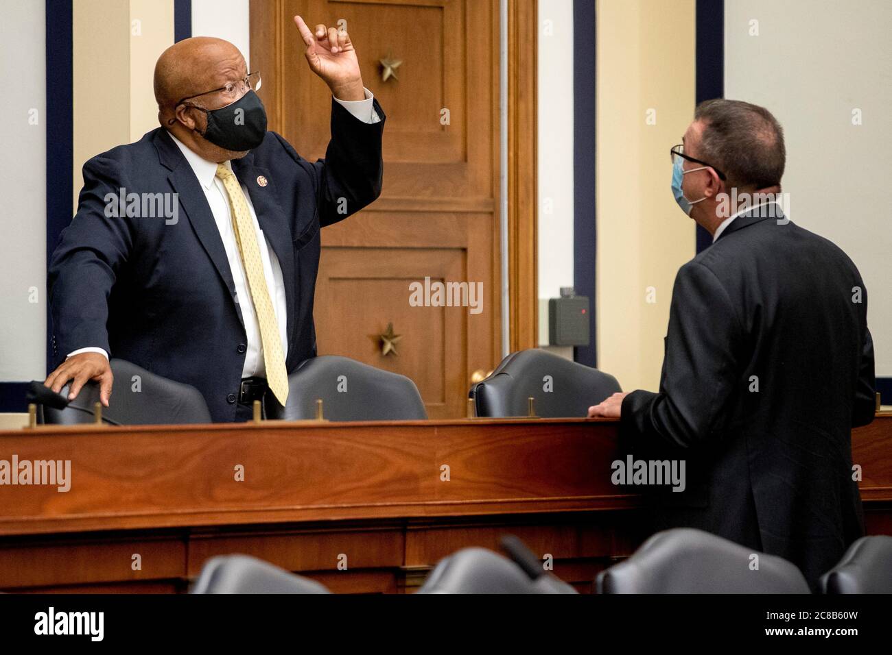 Pete Gaynor, Amministratore, Federal Emergency Management Agency (FEMA), a destra, parla con il presidente Bennie Thompson (democratico del Mississippi), prima di testimoniare prima di un incontro del Comitato della Camera degli Stati Uniti sulla sicurezza interna su Capitol Hill a Washington, mercoledì 22 luglio 2020, sulla risposta nazionale alla pandemia dell'incoronavirus. Credit: Andrew Harnik/Pool via CNP | utilizzo in tutto il mondo Foto Stock