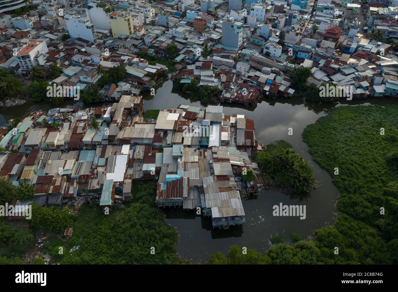 Vecchia zona residenziale e commerciale di Saigon simile a una affollata città barbarda costruita lungo un canale dall'alto in basso Foto Stock