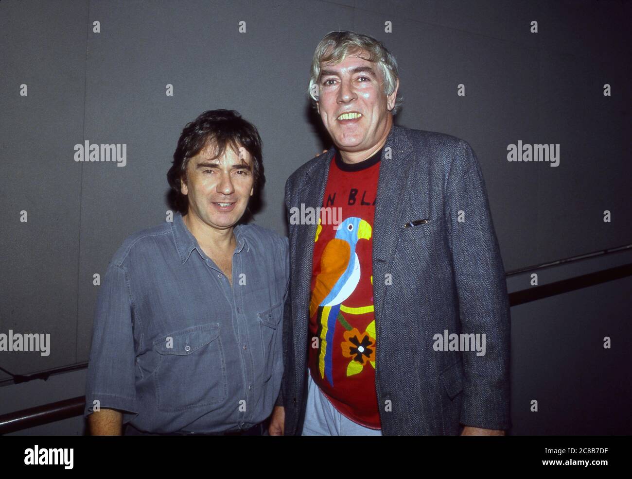 Dudley Moore e Peter Cook backstage al Comic Relief Foto Stock