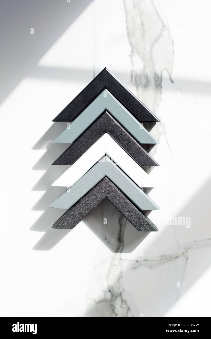 Campioni di angoli metallici - un insieme di strutture metalliche per la fabbricazione di mobili, tavoli, armadi, ripiani. Superfici di taglio, colori, stile co Foto Stock