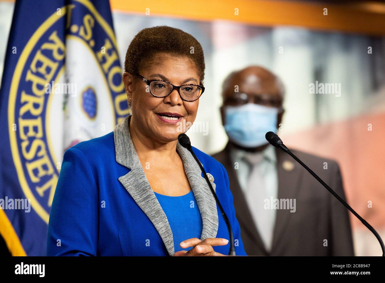 Washington, Stati Uniti. 22 luglio 2020. Il rappresentante degli Stati Uniti Karen Bass (D-CA) parla ad una conferenza stampa su H.R. 7573, ha proposto la legislazione per rimuovere tutte le statue di individui che volontariamente servivano gli Stati Confederati d'America dalla visualizzazione nel Campidoglio degli Stati Uniti. Credit: SOPA Images Limited/Alamy Live News Foto Stock