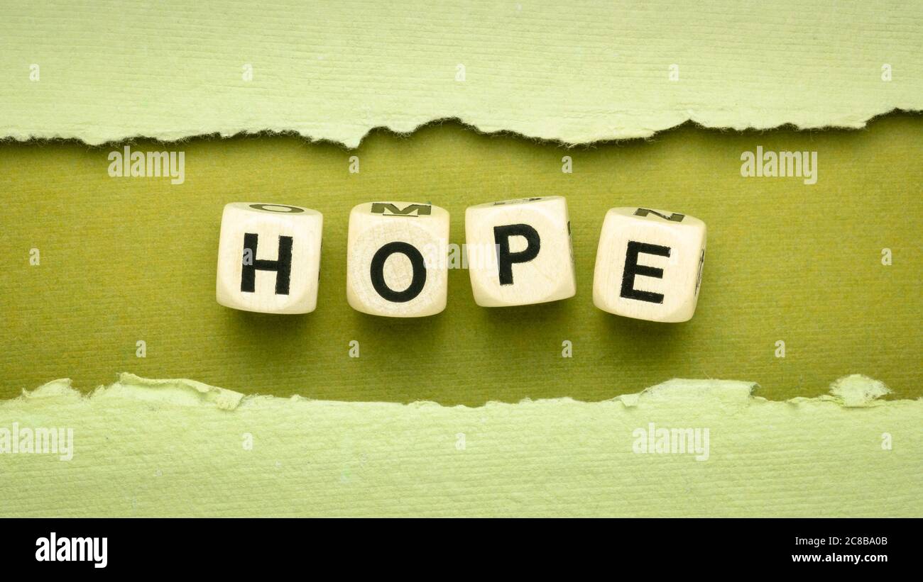 parola di speranza - parola astratta in legno cubetti di lettera contro carta astratta in toni verdi, positività, fede e concetto di ottimismo, banner web Foto Stock