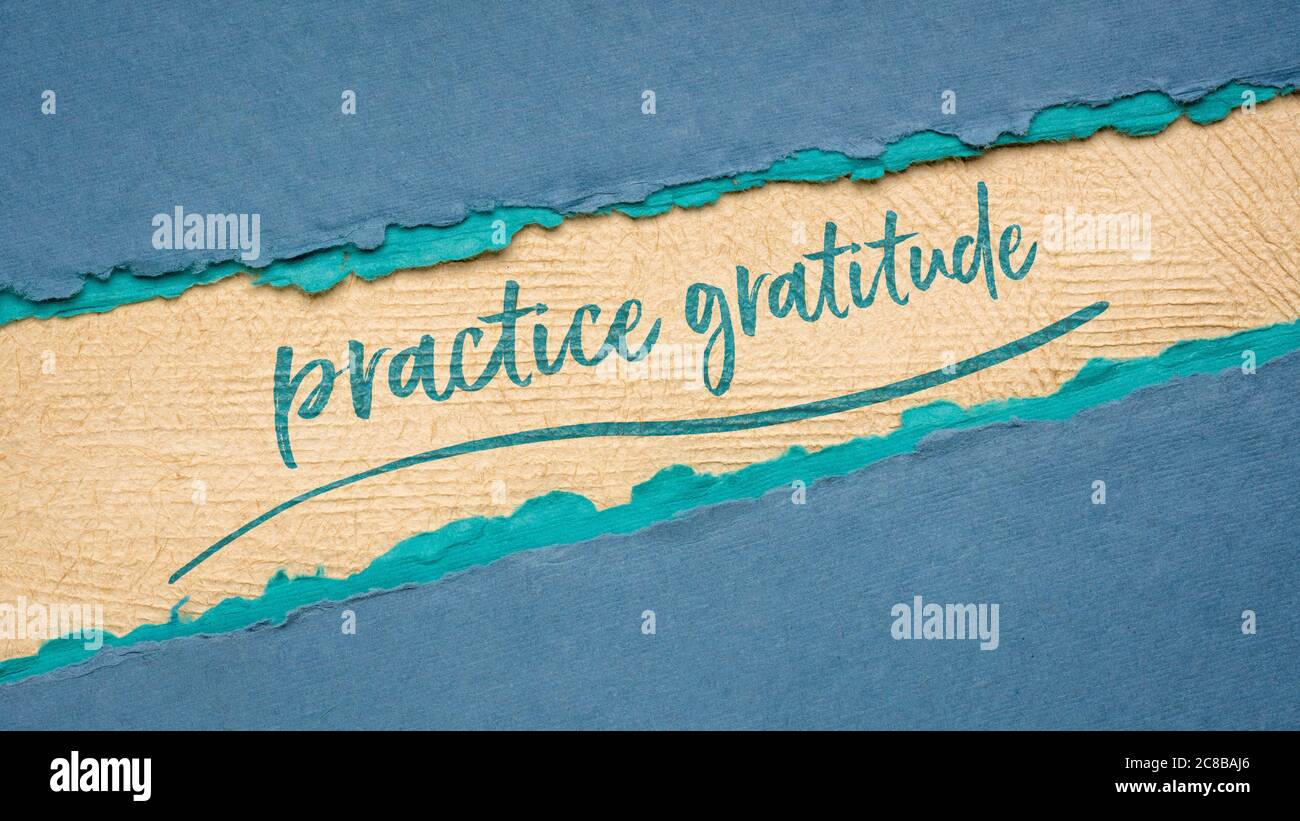 pratica nota di ispirazione di gratitudine - scrittura a mano su una carta fatta a mano, banner web Foto Stock