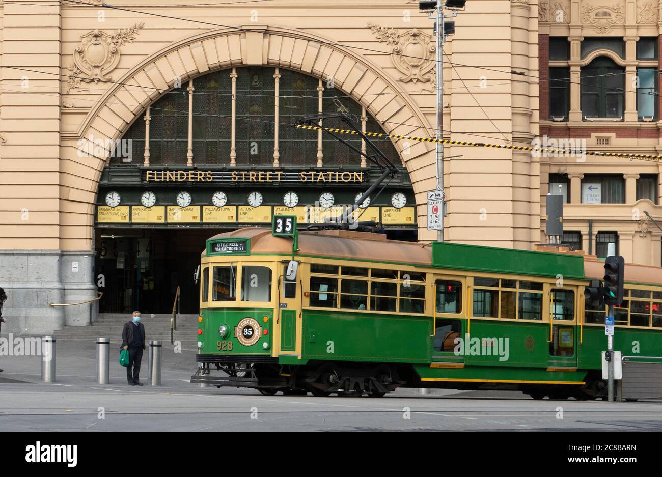 Covid-19 pandemic 2020: Persone che indossano maschere protettive obbligatorie a Melbourne Australia. Foto Stock