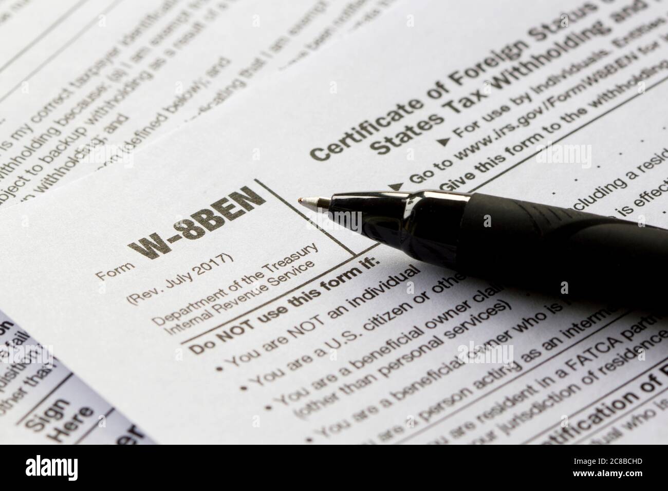 Modulo W-8BEN, certificato di stato straniero del beneficiario effettivo per la ritenuta fiscale e la segnalazione (individui) degli Stati Uniti. Foto Stock