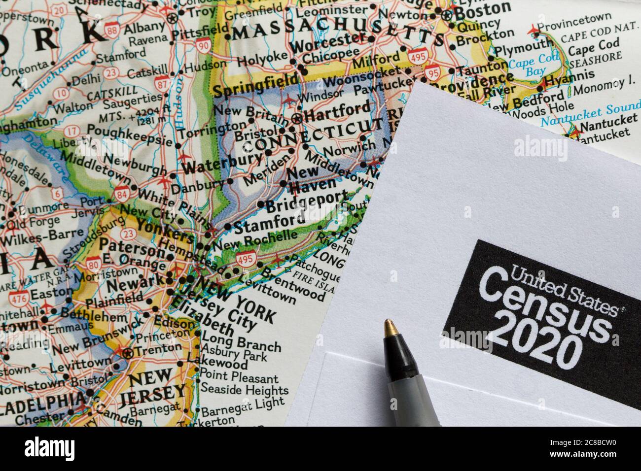 Closeup del censimento degli Stati Uniti 2020 forma copia informativa e una penna a sfera sulla mappa. Foto Stock