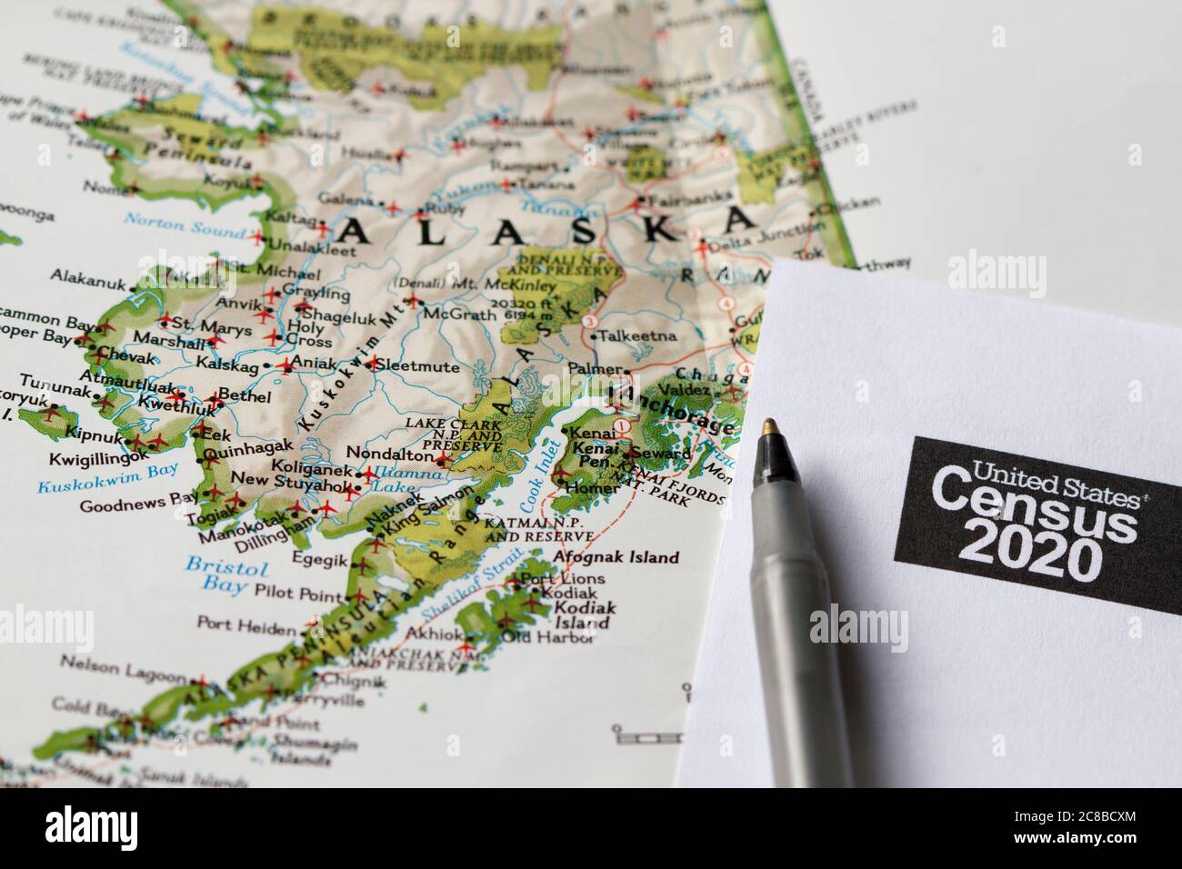 Closeup del censimento degli Stati Uniti 2020 forma copia informativa e una penna a sfera sulla mappa. Foto Stock