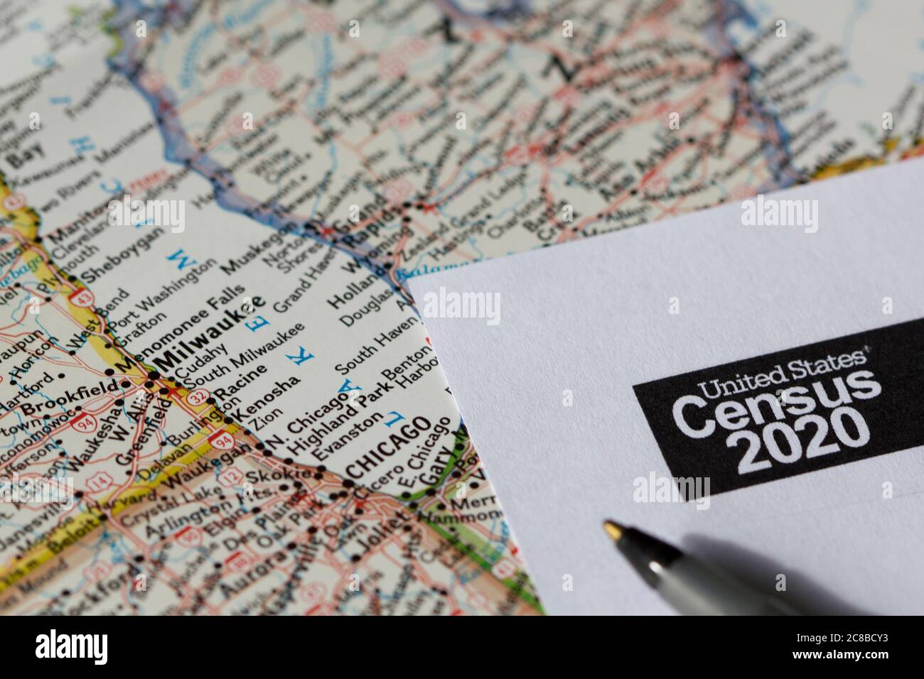 Closeup del censimento degli Stati Uniti 2020 forma copia informativa e una penna a sfera sulla mappa. Foto Stock