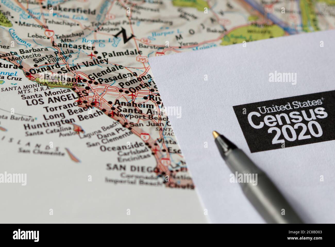 Closeup del censimento degli Stati Uniti 2020 forma copia informativa e una penna a sfera sulla mappa. Foto Stock