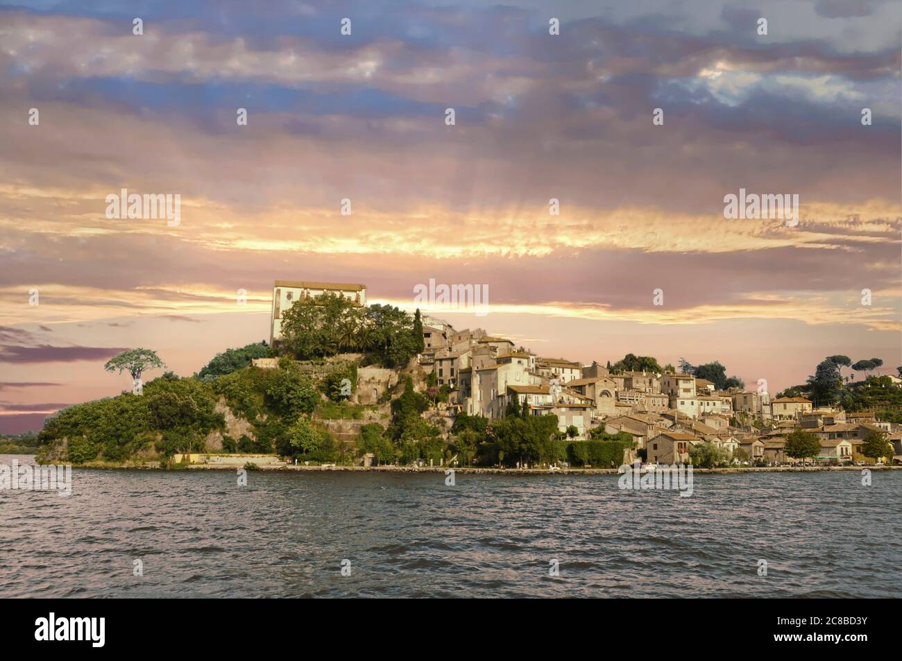 Panorama di Anguillara dal lago di Bracciano. Anguillara è un piccolo paese sul lago di Bracciano. Foto Stock