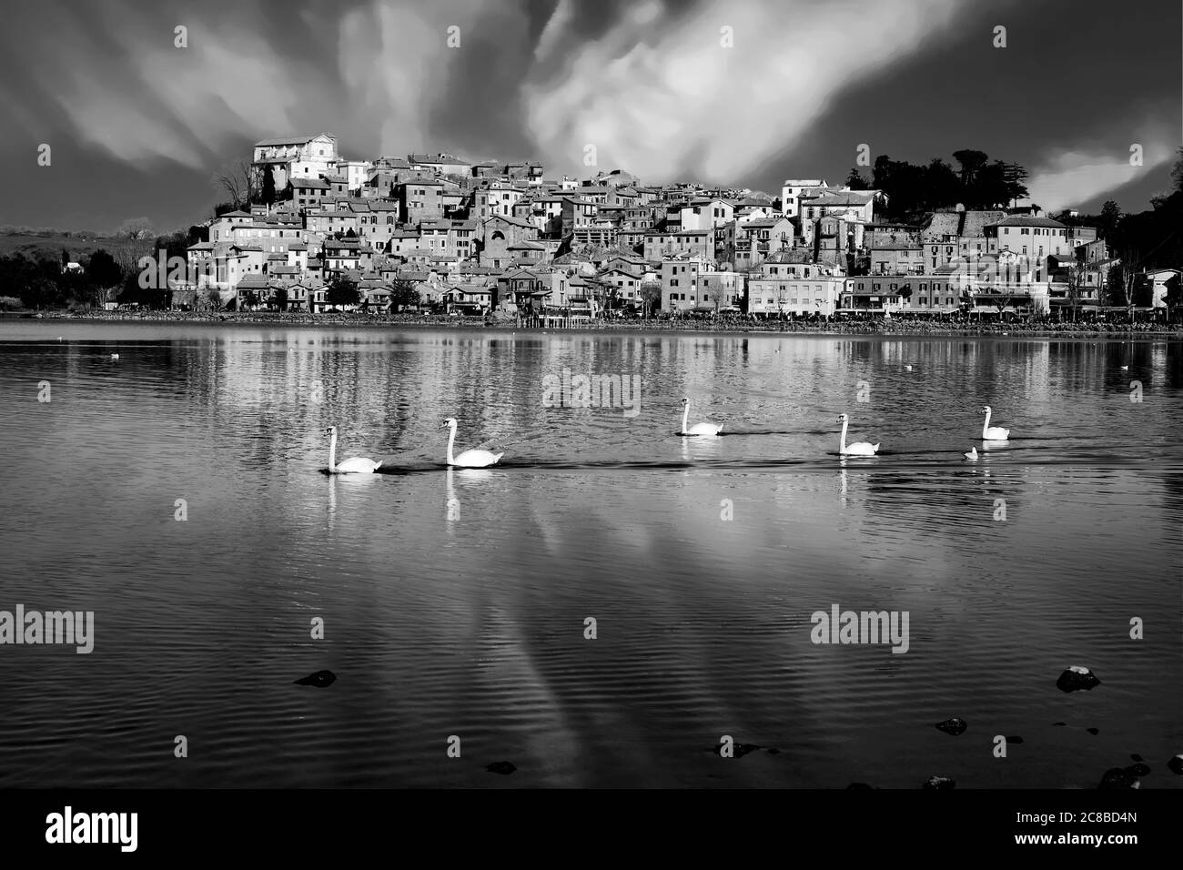 Immagine monocromatica di Anguillara dal lago di Bracciano dopo la tempesta. Anguillara è un piccolo villaggio sul lago di Bracciano. Foto Stock Immagine monocromatica di Anguillara dal lago di Bracciano dopo la tempesta. Anguillara è un piccolo villaggio sul lago di Bracciano. Foto Stock