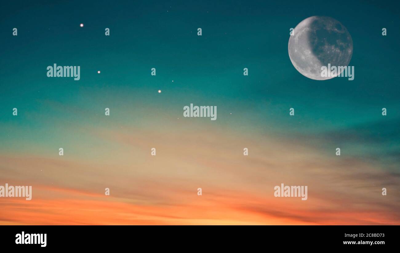 Immagine di sfondo del cielo mistico all'alba con la luna e poche stelle visibili. Foto Stock