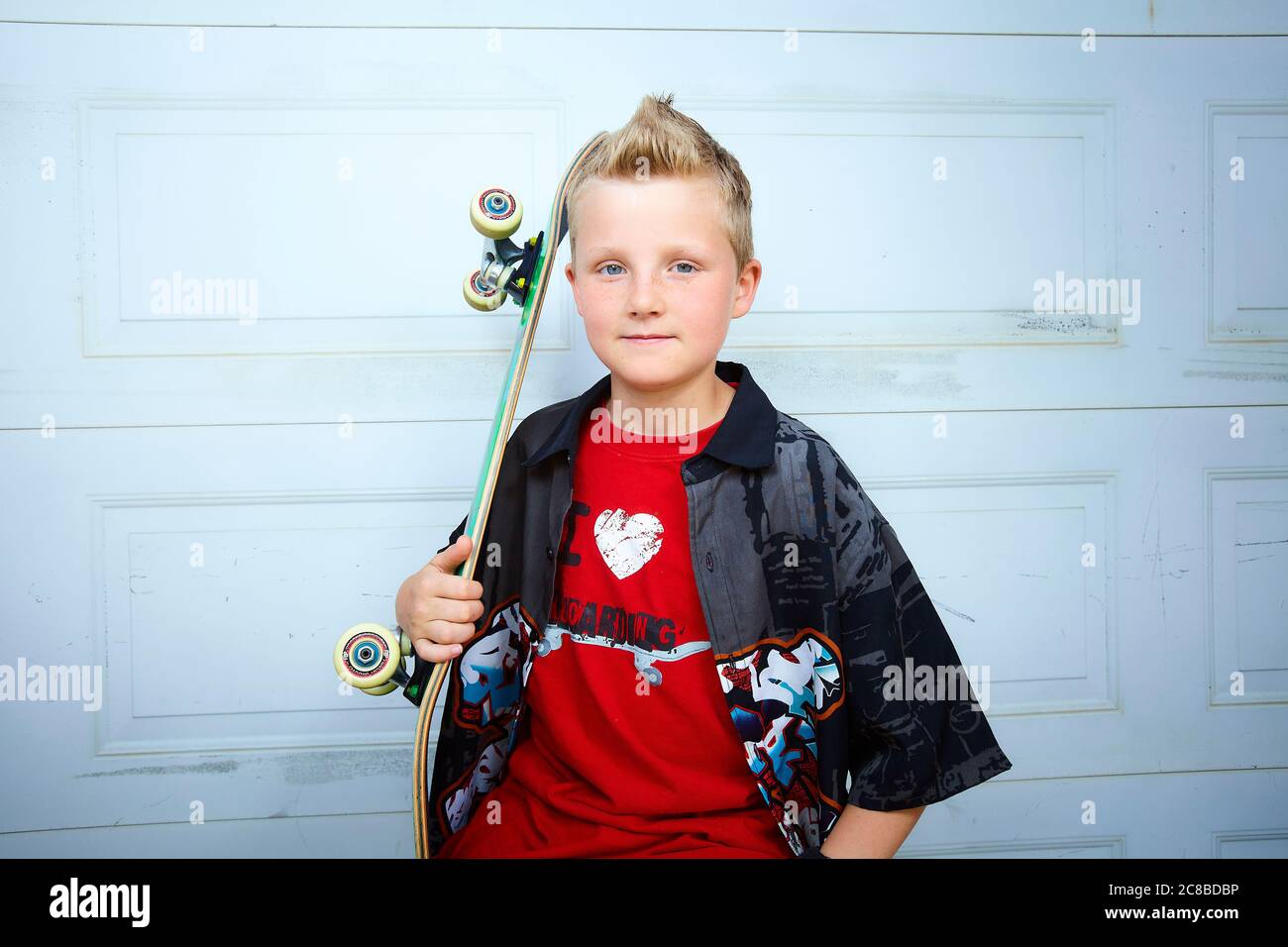 Le abilità di skateboard del ragazzo biondo in mostra in questa foto mozzafiato Foto Stock