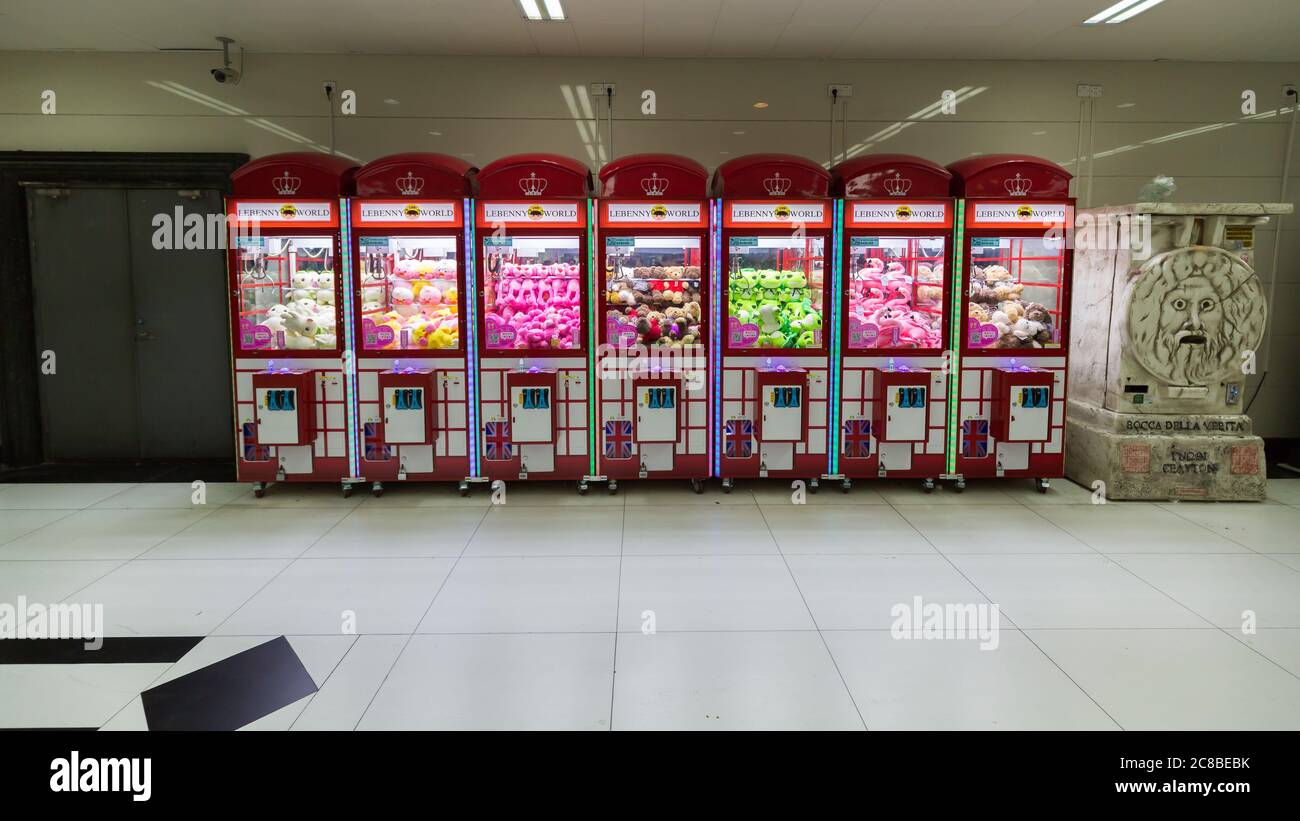 Shanghai, Cina - 17 aprile 2018: Macchine per artigli con animali impagliati / giocattoli morbidi ad una stazione della metropolitana. Attività popolare per bambini e adulti più piccoli. Foto Stock