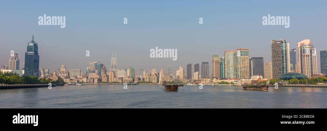 Shanghai, Cina - 19 aprile 2018: Panorama del fiume Huangpu. Skyline di Shanghai con il Bund sullo sfondo. Foto Stock