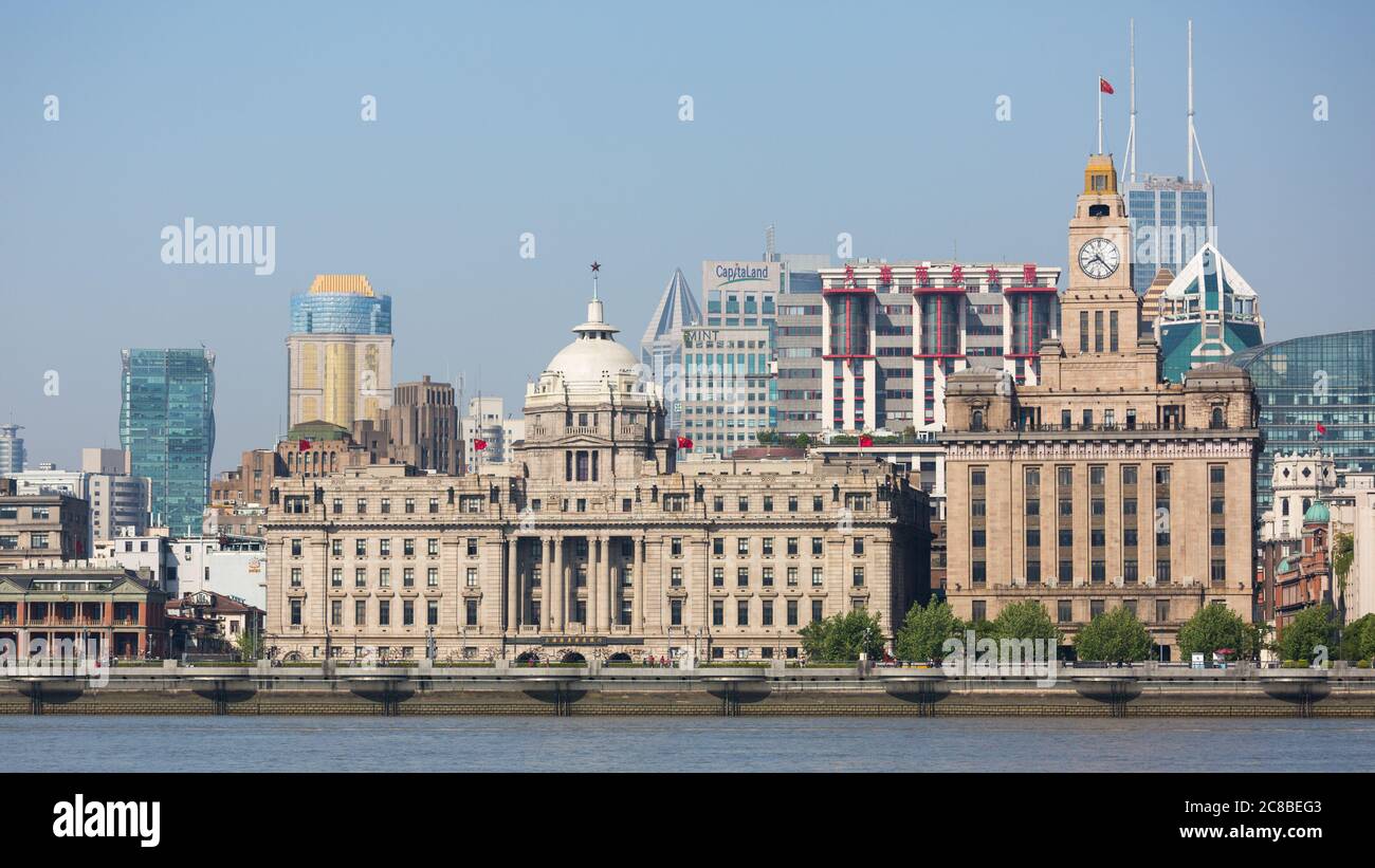 Shanghai, Cina - 19 aprile 2018: Vista frontale dell'edificio HSBC e della dogana al Bund (Waitan). Fiume Huangpu in primo piano. Foto Stock