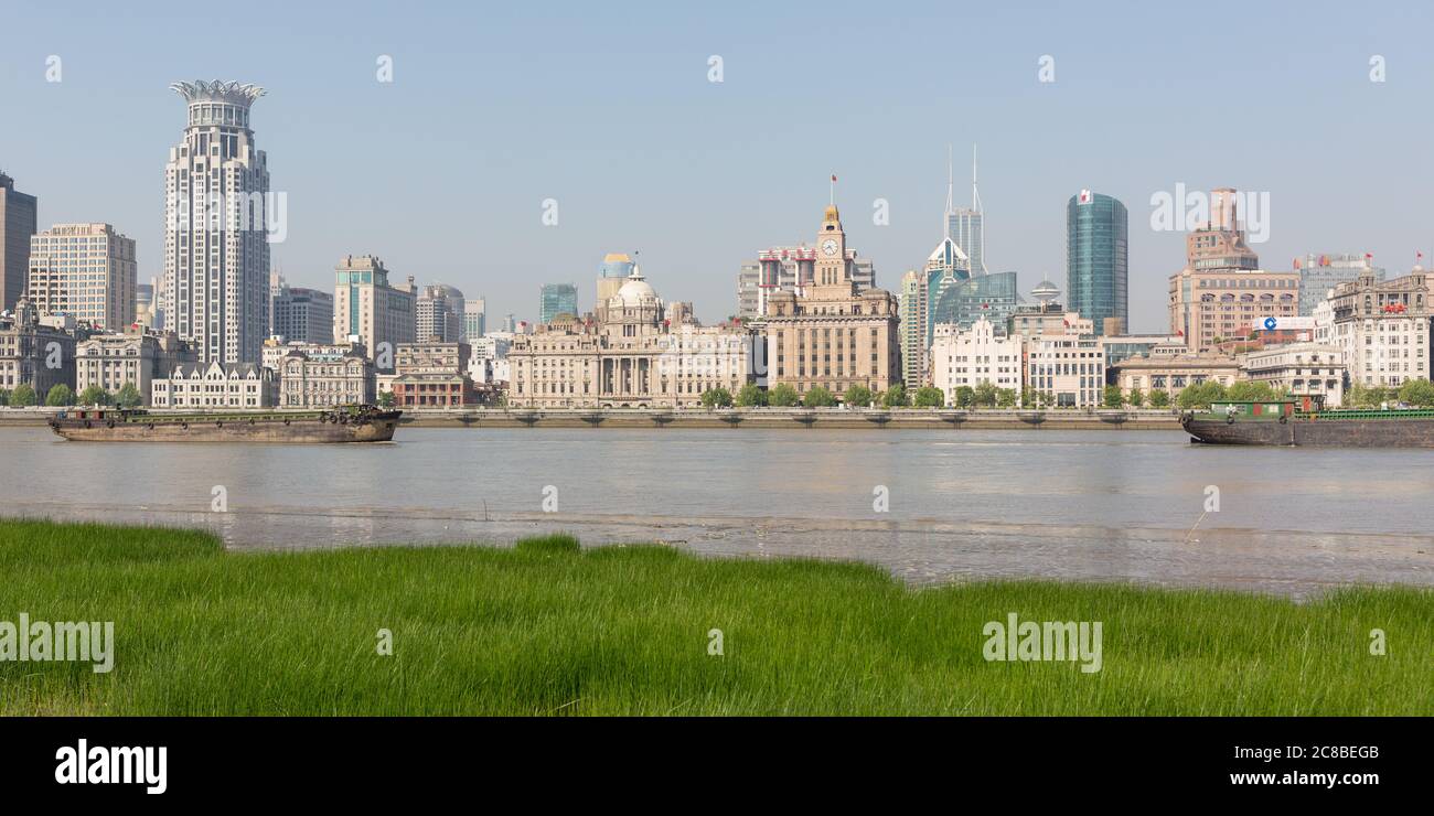 Shanghai, Cina - 19 aprile 2018: Panorama del Bund con erba verde e fiume Huangpu in primo piano. Edifici storici di Shanghai. Foto Stock