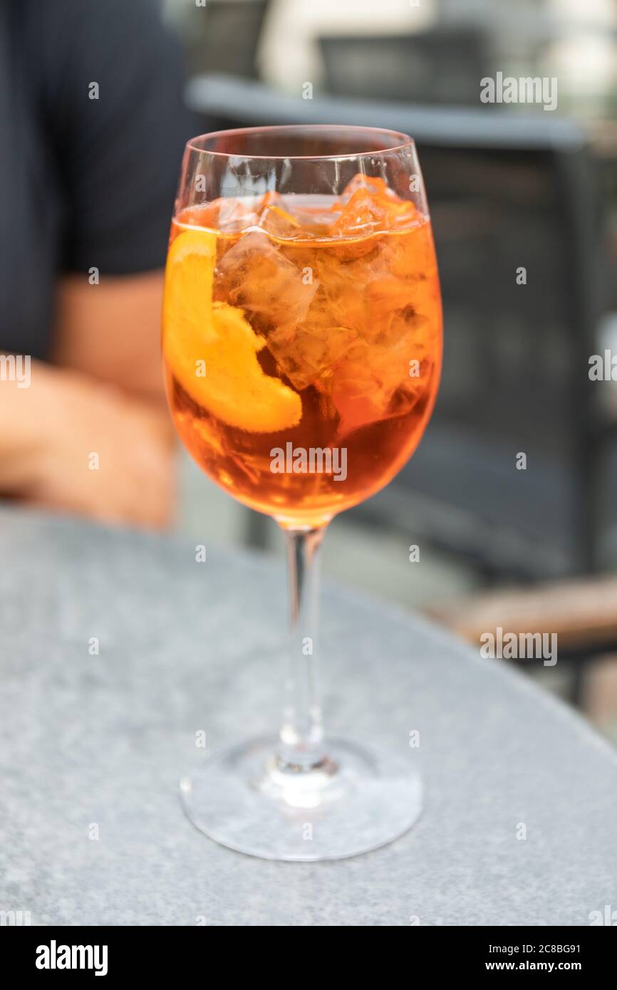 Bicchiere di Aperol Spritz su un tavolo Foto Stock