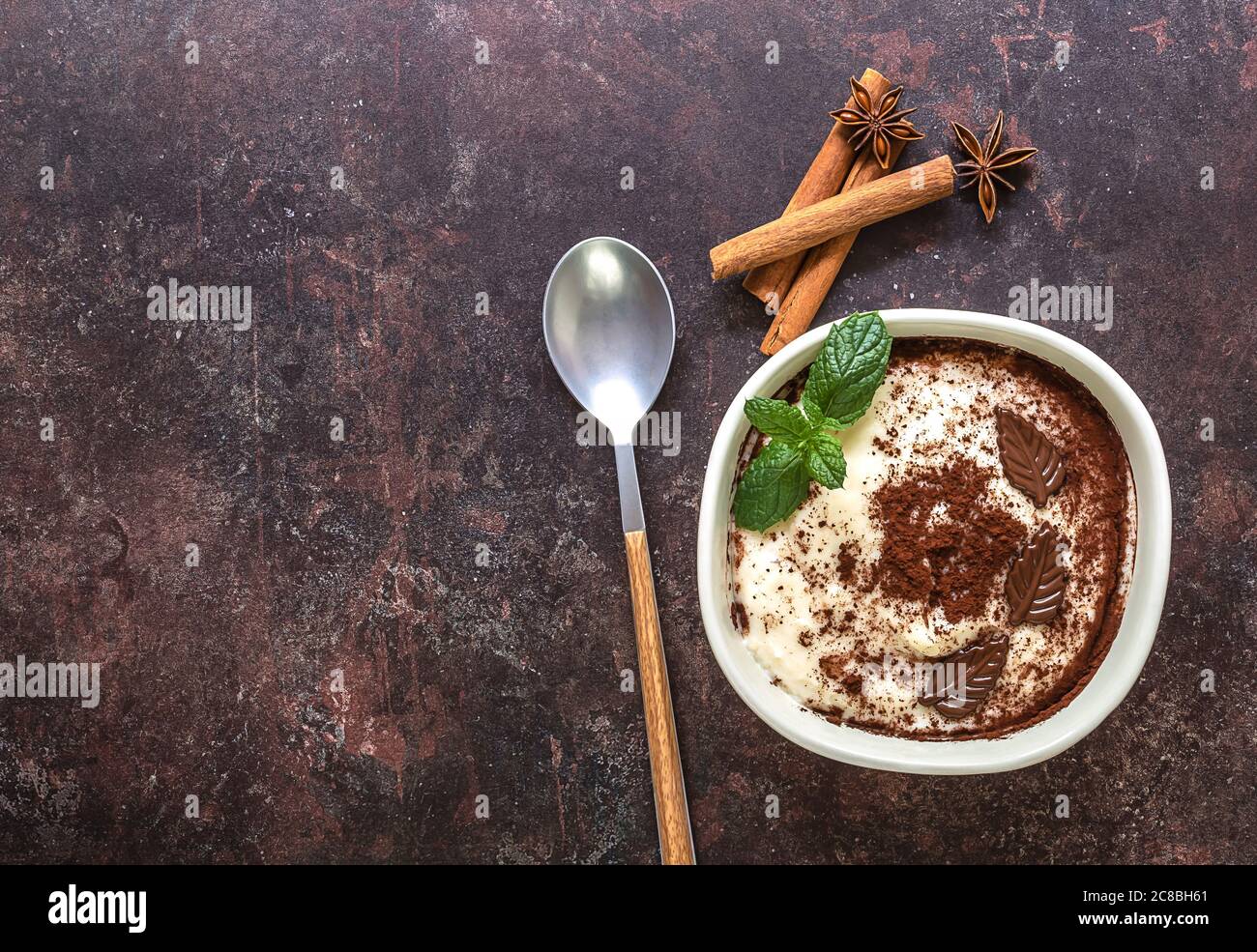 Dessert senza glutine e senza lattosio. Dolce dolce dolce dolce dolce dolce con latte di riso, farina di riso e vaniglia. Foto Stock